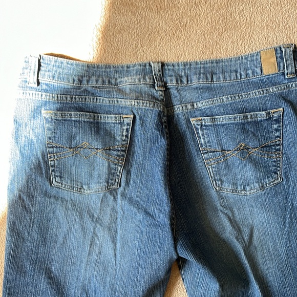 Maurice’s Sophie Boot distressed women’s bluejeans, sz. 15/16 Short!  Like new! - Picture 6 of 7